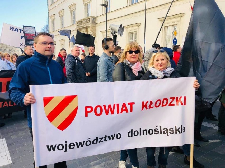 Przedstawiciele powiatu podczas kwietniowego strajku