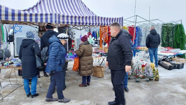 Sporo osób robiło zakupy na targu w Opatowie w środę, 13 grudnia. Co kupowano? Zobacz na zdjeciach