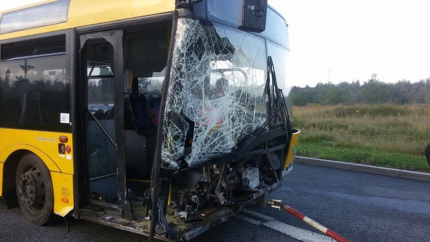 Wypadek autobusu na DTŚ w Świętochłowicach ZDJĘCIA. Autobus skosił latarnie i barierki energochłonne