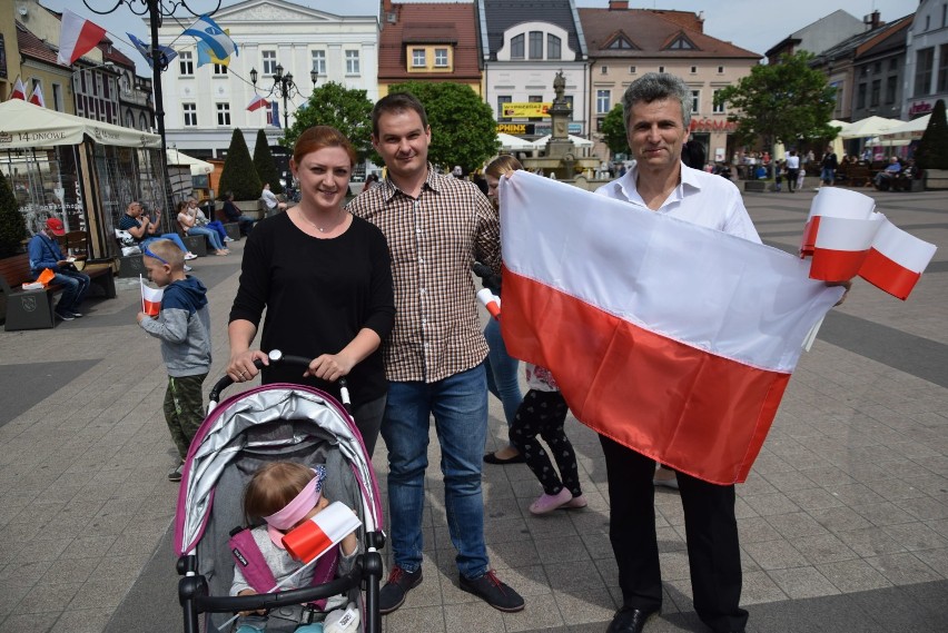 Dzień Flagi w Rybniku: Tadeusz Gruszka rozdaje chorągiewki na rynku