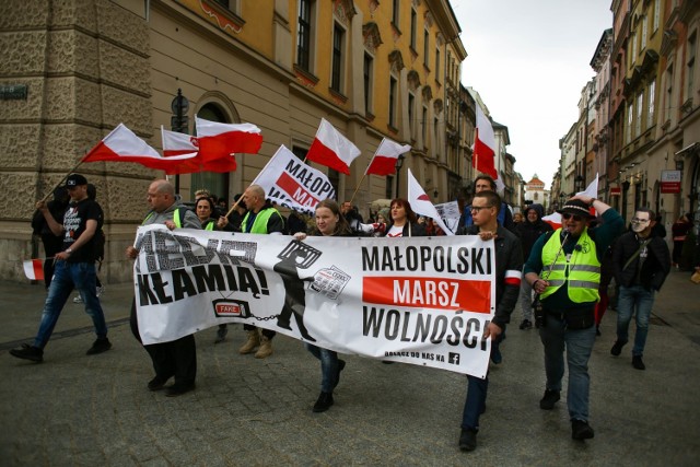 "Wolność zaczyna się tam, gdzie kończy się strach" i "Szczepienia na Covid to eksperyment medyczny" – z takimi hasłami pod Barbakanem w Krakowie protestowały osoby skupione wokół Małopolskiego Marszu Równości.