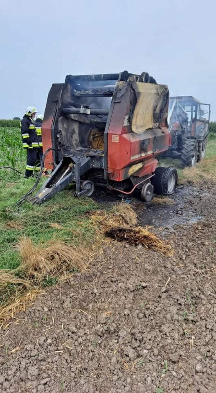 Pożar prasy rolującej na polu