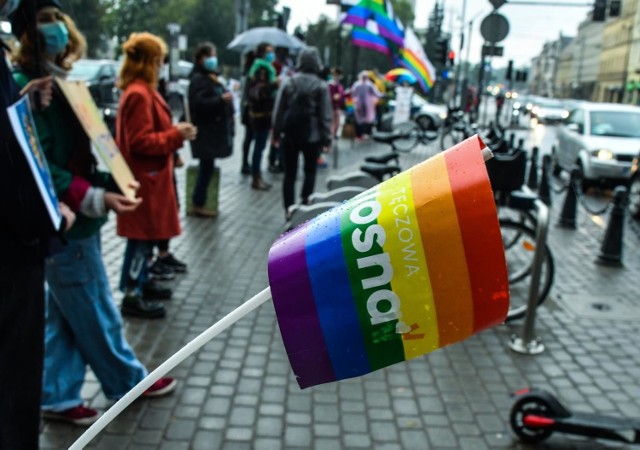 LGBT to ludzie nie ideologia - pod takim hasłem w sobotnie (10.10.) południe wzdłuż ul. Focha i Jagiellońskiej odbyła się akcja Bydgoszcz wolną od nienawiści. 

Akcja była gestem solidarności z nieheteronormatywnymi współobywatelami. W ten sposób przypomniano też władzom samorządowym, że do ich obowiązków należy dbałość o dobrostan także tych osób. - Szczególnie istotne jest to obecnie, gdy osoby te są obiektem ataku ze strony władz centralnych - wyjaśniają organizatorzy wydarzenia, którymi są m.in. Obywatele RP w Bydgoszczy i Marsz Równości w Bydgoszczy.

Warto dodać, że taka sama akcja w sobotnie (10.10.) południe została przeprowadzona w Warszawie, Łodzi oraz we Wrocławiu.