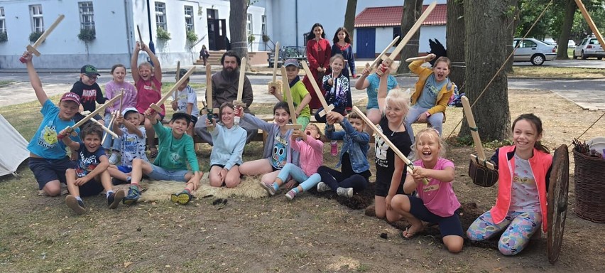 Gród Radzim organizuje piknik wczesnośredniowieczny w Obornikach! Zobaczcie jak bawią się młodzi wojowie
