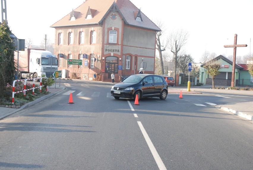 Na ulicy Pocztowej w Rakoniewicach na oznakownym przejściu potrącono kobietę