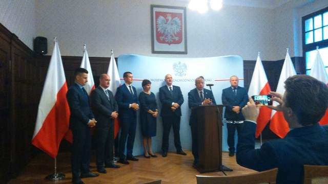 Konferencja prasowa ministra Witolda Bańki (trzeci z lewej) w Szczecinie.