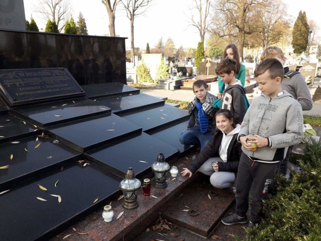 Uczniowie PSP nr 1 w Radomsku odwiedzili groby i uhonorowali zmarłych