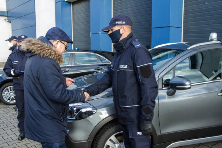 Nowe nieoznakowane radiowozy płockiej policji. Zakup w połowie pokrył budżet miasta