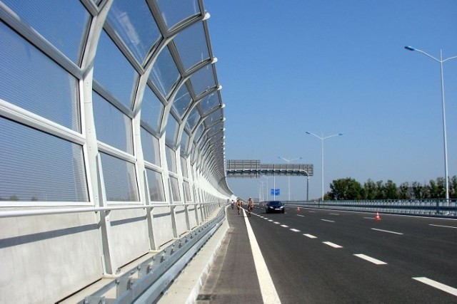 Priorytetowym zadaniem dla Wrocławia była nie tylko budowa stadionu, ale i dr&oacute;g dojazdowych. 27 sierpnia 2011 r. otwarto dla publiczności Autostradową Obwodnicę Wrocławia. Fot. Janina Bieleńko