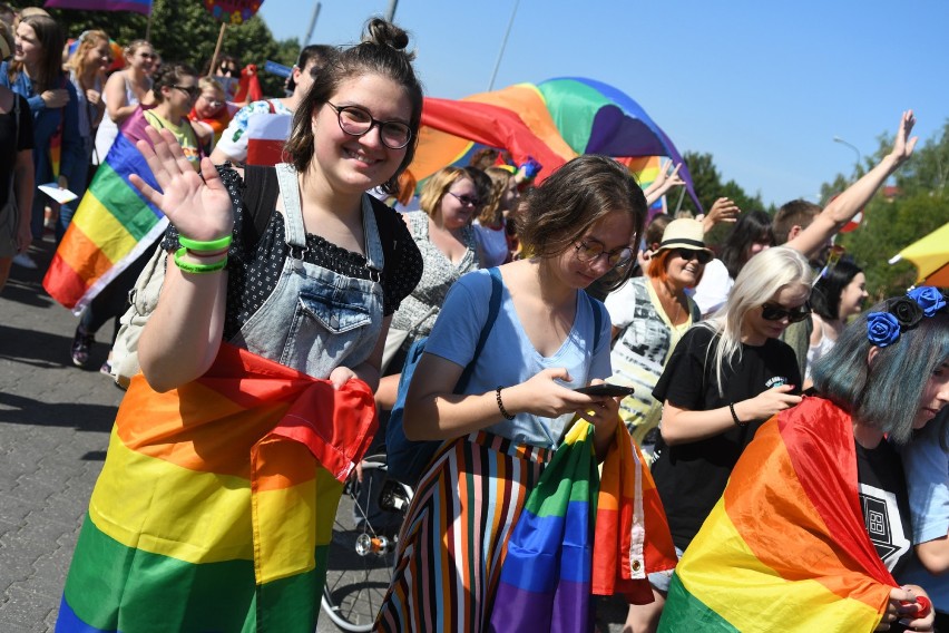 Pierwszy Marsz Równości w historii Gorzowa idzie ulicami [RELACJA]