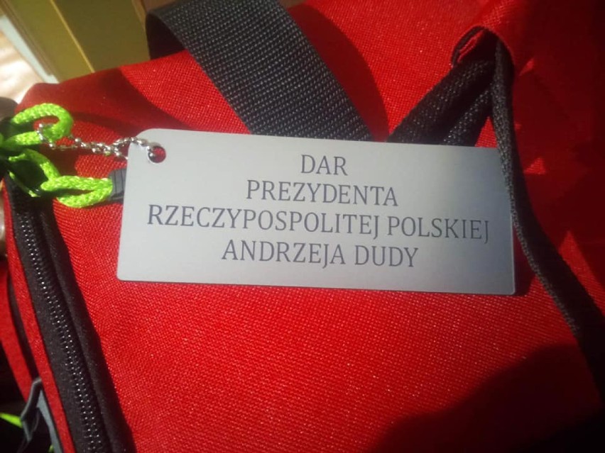 Strażacy z gminy Herby otrzymali prezent od Andrzeja Dudy. Prezydent RP podarował im torby PSP R0 ZDJĘCIA