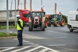 Leszno. Rolniczy protest na drogach także w mieście. Do miasta wjechał szpaler 60 ciągników blokując ruch na rondach [ZDJĘCIA]