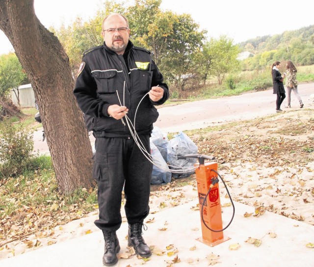 Strażnik Stefan Silski pokazuje stalowe linki, do których przymocowane były narzędzia