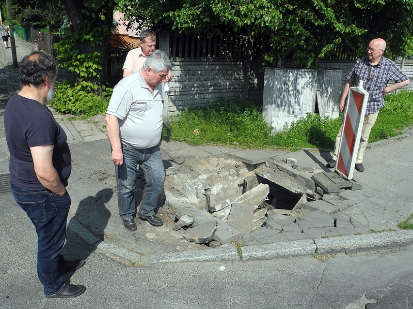 Ul. Wojska Polskiego. Ktoś zrobił wielką dziurę w chodniku i uciekł. Dziury pilnowała policja