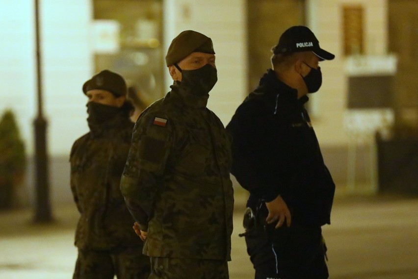 Policja w Piotrkowie tłumaczy siłowe legitymowanie na Rynku...