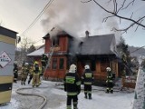 Pożar zabytkowego domu w Szczyrku, ogień przy bielskiej ul. Laskowej. Pracowite święta strażaków z powiatu bielskiego
