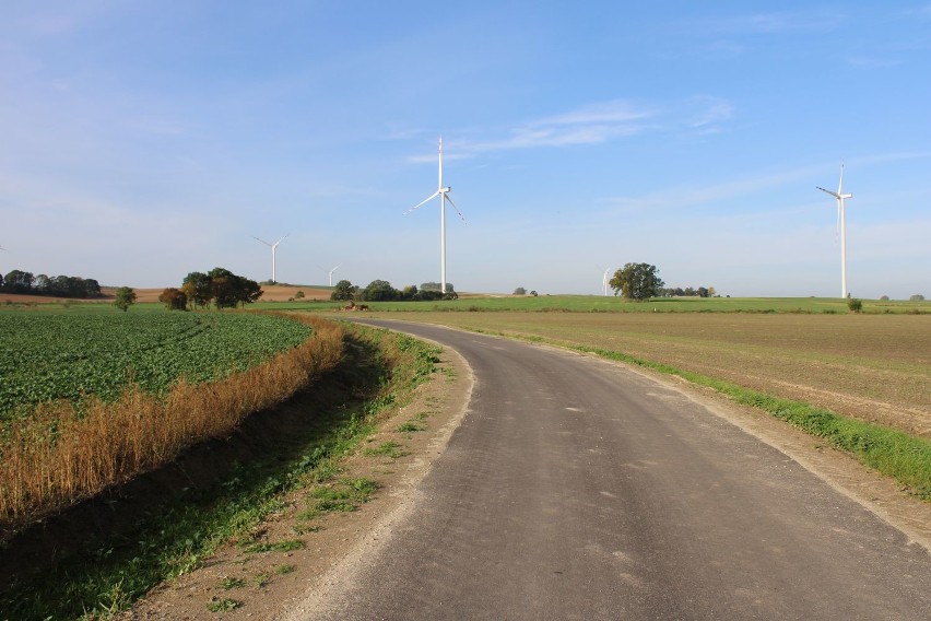 W gminie Żukowice, oprócz nowych wiatraków są też nowe drogi. Zdjęcia