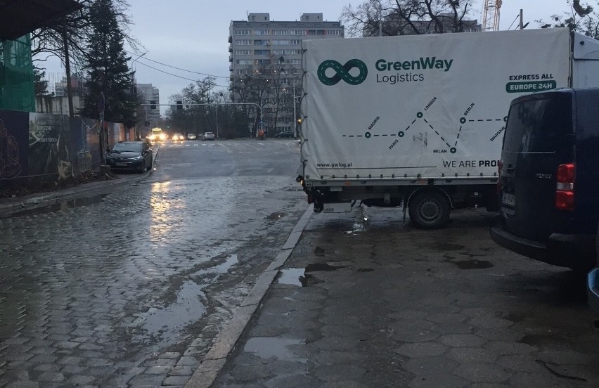 We Wrocławiu budowlańcy mają gdzieś zakazy! Mieszkańcy muszą omijać zaparkowane auta i chodzić środkiem ruchliwej jezdni