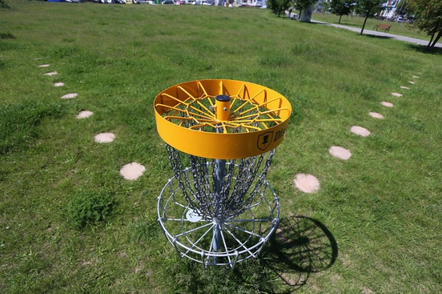 Disc Golf, Warszawa. W Parku Górczewska działa już stanowisko do gry w golfa