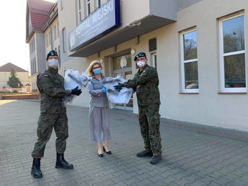 Żołnierze 102 batalionu ochrony w Bielkowie z przyłbicami dla szpitali w Świnoujściu i Kamieniu Pom.