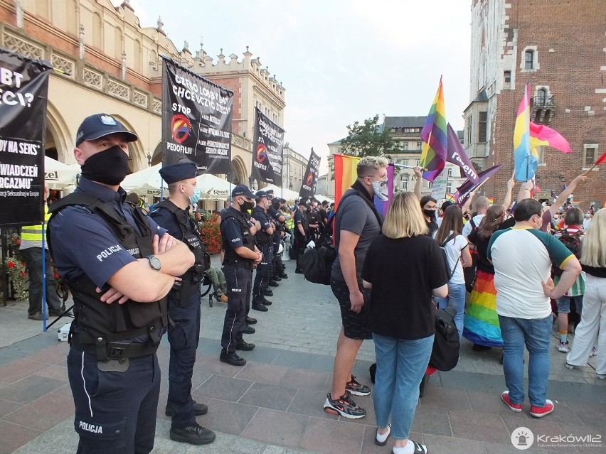 Policja interweniowała w czasie demonstracji środowisk LGBT+ i ich przeciwników. Członkini Partii Razem zaatakowana gazem pieprzowym