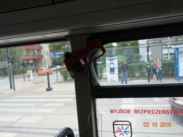 Kibole Korony Kielce uszkodzili autobus w Krakowie.