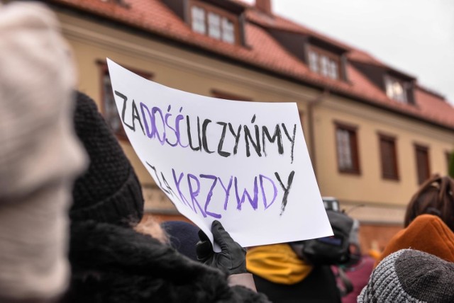 Ubiegłoroczna pikieta przed gdańską kurią (1.12.2019)