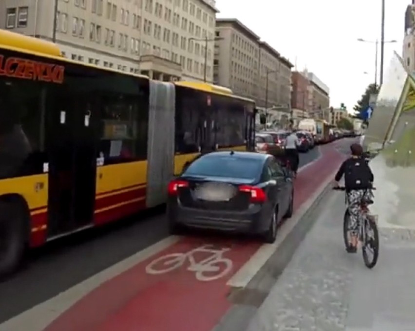Kierowca z Łodzi spychał rowerzystów na jednej z ulic w Warszawie.