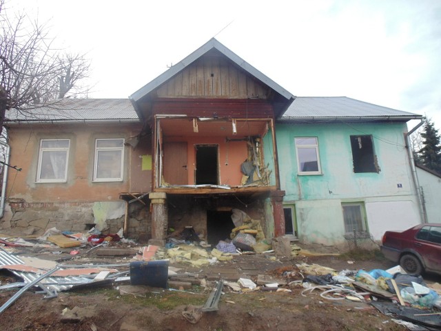 Romowie wolą mieszkać w ruderze przy ul. Wąskiej, niż przeprowadzić się do Czchowa, gdzie nie są mile widziani
