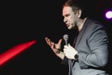 Tomasz Karolak w Czerwonym Fortepianie. To była duża dawka ciętego humoru i rockowej energii 