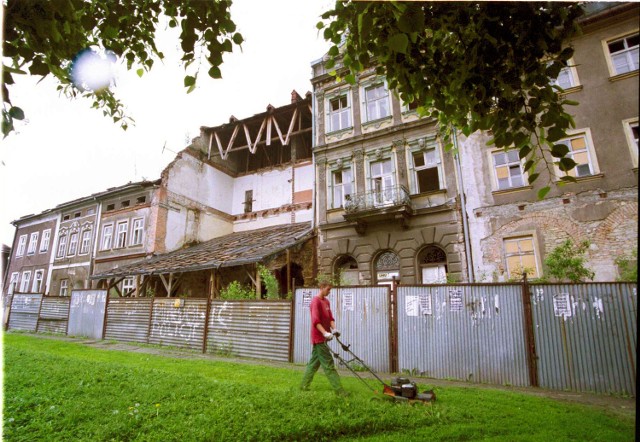 Poznajecie? Tak w 2003 roku wyglądał stary rynek w Bielsku-Białej. To już historyczne zdjęcie...