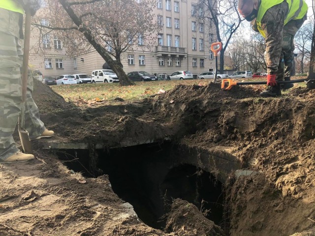 Pracownicy Zarządu Zieleni Miejskiej podczas prac prowadzonych w parku Wieniawskiego odkryli kolejny schron. W celu ustalenia dokładnego rozmieszczenia schronu i jego wnętrza ZZM skontaktował się z Poznańską Grupą Eksploracyjną, która sprawdziła wnętrze schronu. Przejdź dalej i zobacz, jak obiekt wygląda w środku --->