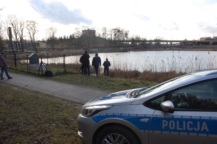 Gniezno: Topielec wyciągnięty z jeziora Winiary. Mężczyzna popełnił samobójstwo?