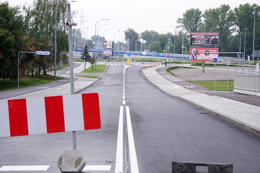 Puszczą ruch obok budowanego dworca metropolitalnego