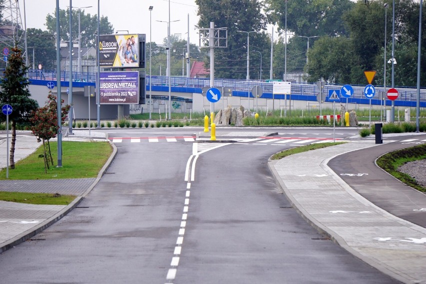 Puszczą ruch obok budowanego dworca metropolitalnego