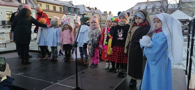 Przed uczestnikami Miejskiej Wigilii w inscenizacji wystąpiły maluchy z Przedszkola Samorządowego numer 5 w Sandomierzu.