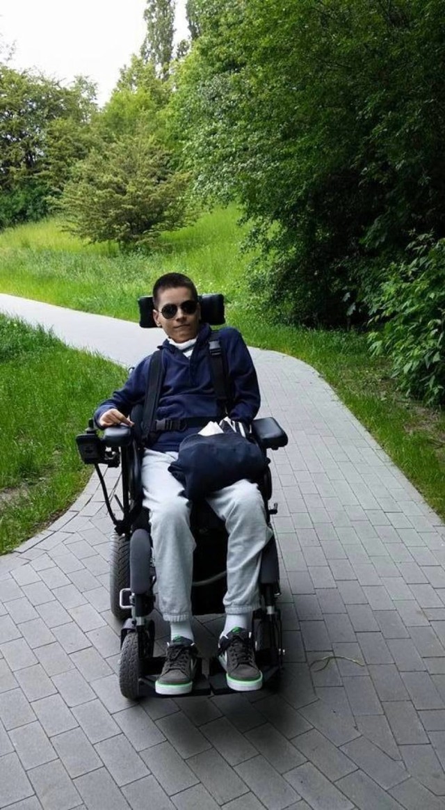 Damian Julkowski 6 lat temu zachorował na zapalenie rdzenia kręgowego i od tego czasu jest sparaliżowany, porusza się na wózku inwalidzkim.