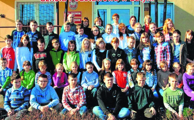Uczniowie i nauczyciele szkoły w Lutyni w pierwszym roku pod zarządem Stowarzyszenia