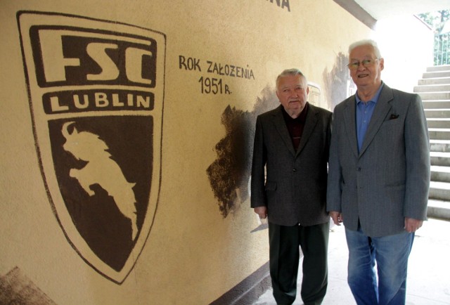 Od lewej Stefan Kukuryka i Renald Rek, który pomagał panu Stefanowi w wykonaniu muralu upamiętniającego FSC.