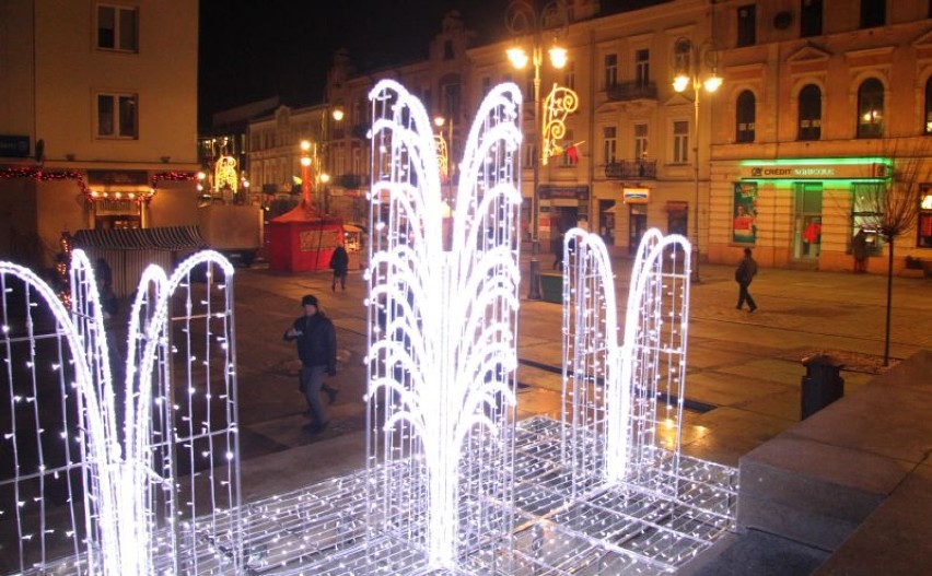 Świetlne fontanny na placu Artystów.