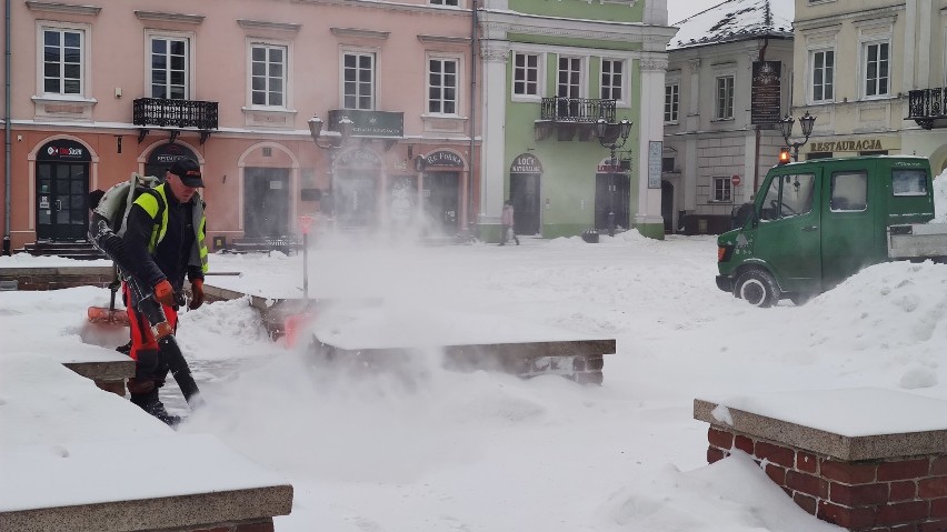 Odkurzanie śniegu dmuchawami do liści na rynku w Piotrkowie....