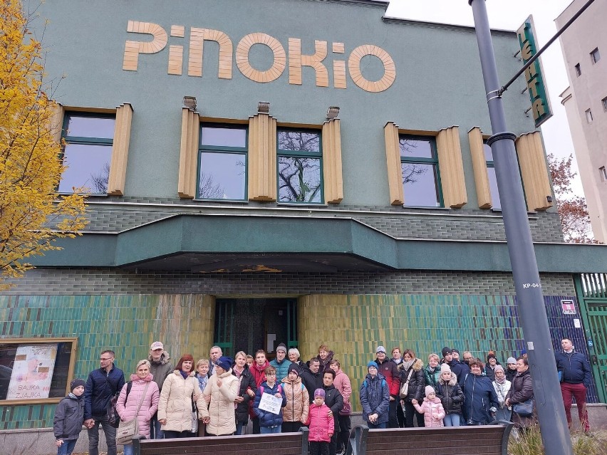 Podopieczni brzezińskiego stowarzyszenia „Naszym dzieciom” na przedstawieniu w teatrze Pinokio