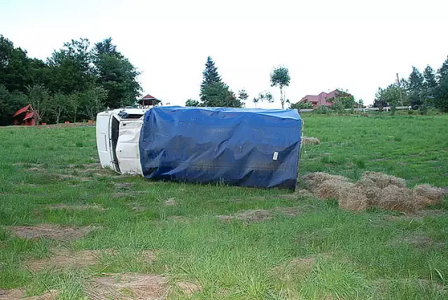 Jak wstępnie ustalili policjanci kierująca dostawczym Iveco 30-letnia mieszkanka Szklar  zjechała na lewą stronę drogi i na pobocze, następnie samochód stoczył się z przydrożnej skarpy kilkukrotnie koziołkując.

 Czytaj także:  Wypadki na Podkarpaciu [ZDJĘCIA]