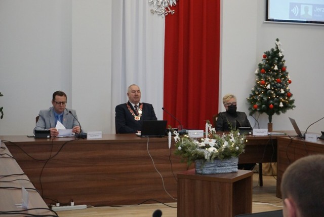 14 radnych zagłosowało za podwyżkami diet radnych i wynagrodzenia burmistrza Kowalewa Pomorskiego