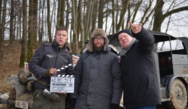 Zdjęcie z planu "Der Hauptmann", od lewej: Max Hubacher (w roli Herolda), Robert Schwentke (reżyser) i Florian Ballhaus (operator) ©Wrocław Film Comission