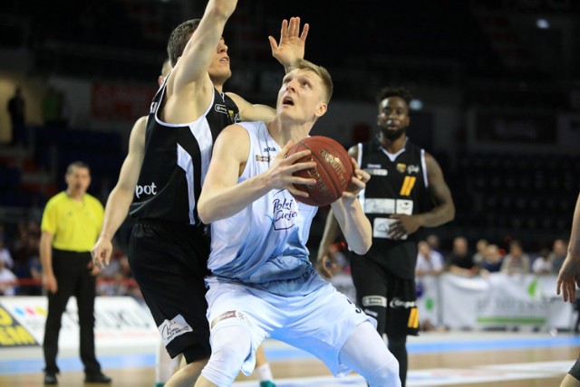 To był pokaz siły Polskiego Cukru Toruń, który zdeklasował walczący o play off Trefl Sopot. Obie Trotter nie był w stanie pomóc gościom. Świetny mecz zagrali Glenn Cosey i D.J. Newbill.

Polecamy: Podprowadzające KS Toruń na meczu z Betardem Wrocław [ZDJĘCIA]

Polski Cukier Toruń - Trefl Sopot 105:75 (22:18, 22:18, 28:20, 33:19) 
POLSKI CUKIER: Cosey 18 (5), Cel 15 (3), 6 zb., Mbodj 12, 6 zb., Gruszecki 11 (1), Wiśniewski 7 (1) oraz Newbill 18 (1), 5 as., Perka 7 (1), 8 zb., Krefft 6 (1), Jeszke 6, Diduszko 3, Grochowski 2, Śnieg 0. 
TREFL: Dylewicz 13 (2), Trotter 11, 7 as., M. Kolenda 10 (1), Love 9 (1), 6 as., Motylewski 6 oraz Kulka 20, Karolak 4, Ł. Kolenda 2.