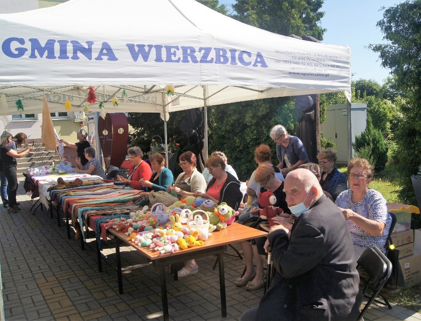 Malowały nitką. Kobiety z Wierzbicy  wyczarowały  cuda w  Światowy Dzień Dziergania w Miejscach Publicznych. Zobacz zdjęcia