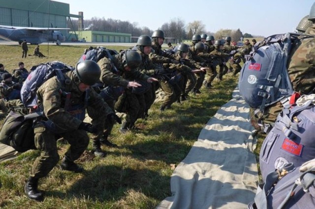 Ćwiczenia żołnierzy nad Pustynią Błędowską