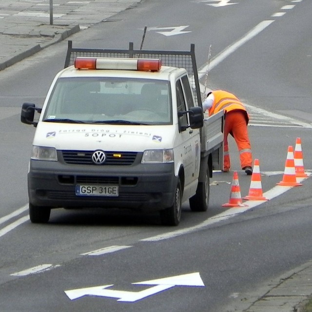 Pracownicy ZDiZ przystąpili do malowania jezdni. 
Fot. D. Szczecina