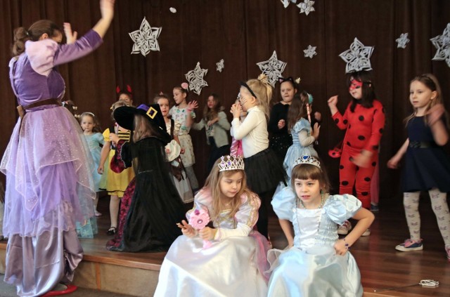 Bardzo kolorowy bal przebierańców odbył się w sali widowiskowej grudziądzkiego OPP w którym brały udział dzieci uczestniczące w zajęciach feryjnych.

